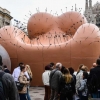 밀라노에 설치된 벌거벗은 여성 조형물 “페미니스트 예술 아니다” 비판