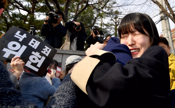 낙태죄 위헌판결이 난 11일 서울 헌법재판소 앞에서 여성단체 관계자들이 눈물을 흘리며 기쁨의 포옹을 하고 있다. 2019.4.11 박지환기자 popocar@seoul.co.kr