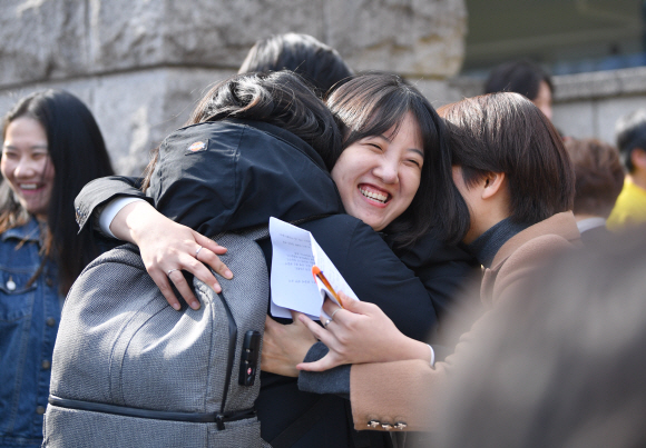 낙태죄 위헌판결이 난 11일 서울 헌법재판소 앞에서 여성단체 관계자들이 눈물을 흘리며 기쁨의 포옹을 하고 있다. 2019.4.11 박지환기자 popocar@seoul.co.kr