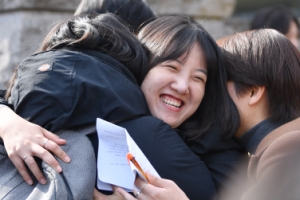 [서울포토] ‘낙태죄 위헌’…기쁨의눈물 포옹 여성단체