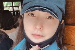 [EN스타] 김희선, 마스크로 가려지지 않는 동안 미모