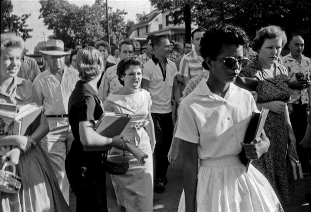 1957년 미국 아칸소주의 리틀록 센트럴고교에 흑인 소녀 에크포드가 등교하고 있는 모습. 사진 뒤편에 백인 소녀인 헤이즐 브라이언이 욕설을 퍼붓고 있다.