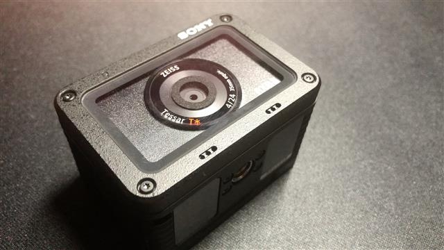 소니가 최근 출시한 브이로거용 카메라 RX0 M2의 개봉 직후 모습. 유튜버 정지훈씨 제공