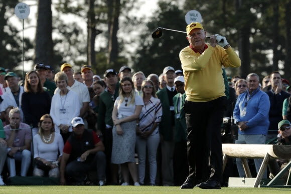 미국의 전설적인 골퍼 잭 니클라우스가 11일(현지시간) 오거스타내셔널골프클럽에서 미프로골프(PGA) 투어의 첫 메이저 대회인 마스터스 개막을 알리는 명예 티샷을 날리고 있다. . 로이터 연합뉴스