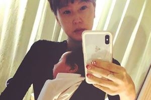 이윤미 셋째딸 공개, 엄마 품에 폭 안긴 모습 ‘귀요미’