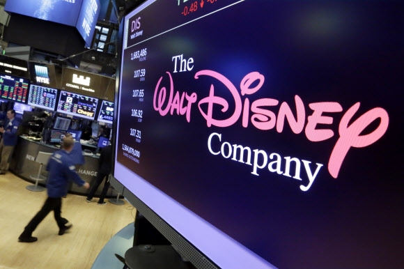 디즈니가 오는 11월 12일 동영상 스트리밍 서비스 ‘디즈니플러스’를 시작한다고 11일(현지시간) 밝혔다. 사진은 2017년 8월8일 뉴욕증시 전광판에 표시된 디즈니. 뉴욕 AP 연합뉴스