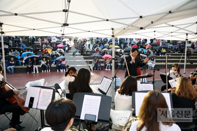 가천오케스트라가 지난 6일 열린 석촌호수 벚꽃축제에서 클래식음악을 선보이고 있다. 가천대 제공 