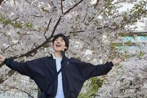 [EN스타] 이제훈, 벚꽃 아래 만개한 훈훈 미소 ‘봄기운 물씬’