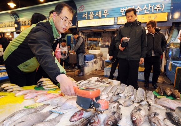 2011년 3월 서울 가락농수산물 시장에서 농수산물검사소 직원이 방사능 오염 검사를 하고 있는 모습.