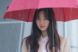 ‘어비스’ 김사랑, 빗줄기도 감출 수 없는 미모 “상위 1% 미녀”
