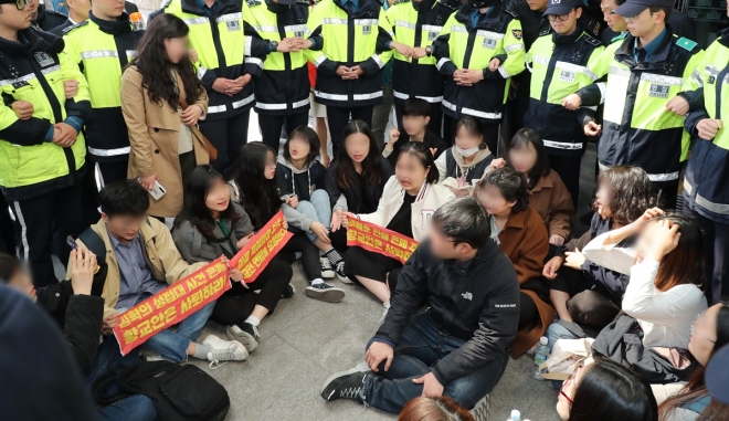 사진은 지난 12일 오전 자유한국당 나경원 원내대표의 국회의원회관 사무실을 기습 점거했던 한국대학생진보연합 학생들이 회관 본청 현관 앞에서 농성을 이어가고 있는 모습. 2019.4.12 연합뉴스