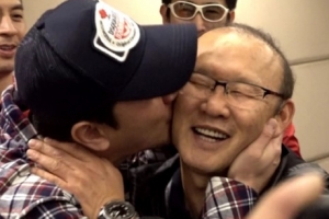 ‘궁민남편’ 안정환, 17년 만에 박항서에 ‘진한 볼 뽀뽀’