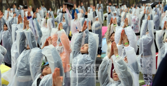 14일 서울 잠실 롯데월드타워 월드파크에서 열린 글로벌 요가프로젝트  ‘요가말라’에 참여한 요가인들이 요가동작을 하고 있다. 2019. 4. 14. 정연호 기자 tpgod@seoul.co.kr