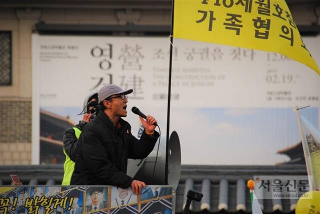 세월호 유족들의 광화문 농성을 함께한 한석호 전태일재단 50주기 사업위원장이 2016년 12월 박근혜 당시 대통령 탄핵 촉구 촛불집회 때 방송차를 타고 가족들과 행진하는 모습.
