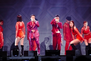 슈퍼주니어-D&E 국내 첫 단독 콘서트… 무대연출·퍼포먼스·입담 ‘3박자’