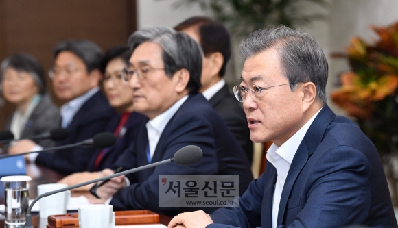 문재인 대통령이 15일 청와대 여민관에서 열린 수석비서관·보좌관 회의에서 모두 발언을 하고 있다.  도준석 기자 pado@seoul.co.kr