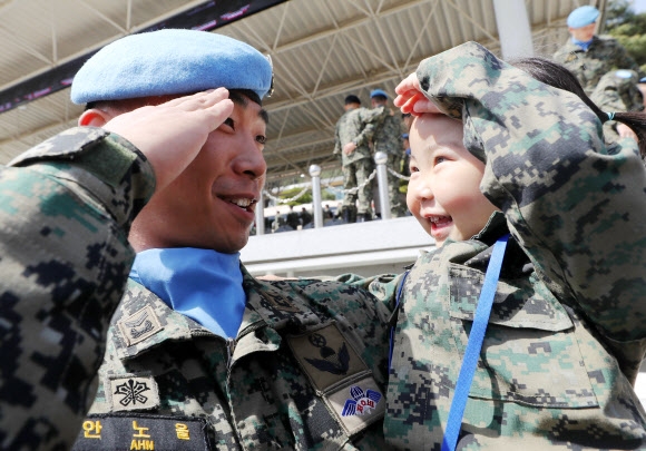 “충성! 아빠 파병 잘 다녀오세요”