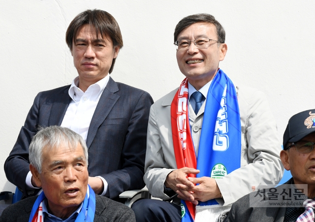 축구종합센터 김포시유치를 위해 K3리그 어드밴스 김포시민축구단과 화성FC가 친선경기를 벌이고 있다. 홍명보(뒷줄 왼쪽) 대한축구협회 전무와 이회택(앞줄 왼쪽) 전 부회장, 정하영 시장이 축구경기를 함께 관람하고 있다. 김포시 제공