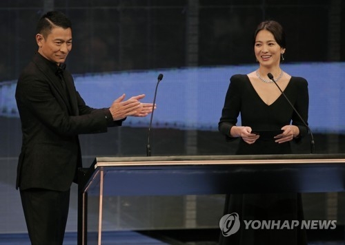 송혜교, 왕가위 감독 제작사와 계약