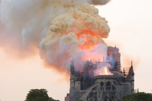 정부 “노트르담 화재, 프랑스 국민에 깊은 위로”…문 대통령도 위로전 보내