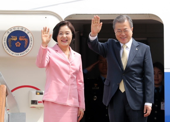 문재인 대통령과 김정숙 여사가 16일 오후 서울공항에서 출국 전 인사하고 있다. 문 대통령은 취임 후 처음으로 중앙아시아 3국(투르크메니스탄·우즈베키스탄·카자흐스탄)을 순방한다. 2019.4.16  연합뉴스