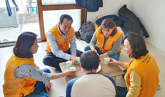 ‘대사모’ 회원들이 한 장애인과 차·다과를 함께 하면서 소통 능력을 키워주고 있다.