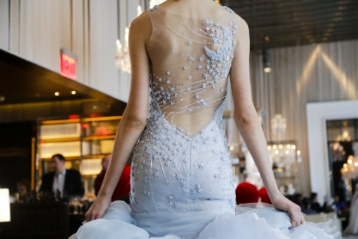 모델이 지난 12일(현지시간) 미국 뉴욕에서 열린 디자이너 이네스 디 산토(Ines Di Santo)의 웨딩드레스 패션쇼에서 아름다운 드레스를 선보이고 있다.<br>AP 연합뉴스