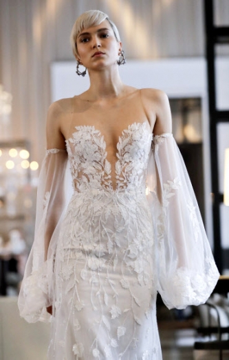 모델이 지난 12일(현지시간) 미국 뉴욕에서 열린 디자이너 이네스 디 산토(Ines Di Santo)의 웨딩드레스 패션쇼에서 아름다운 드레스를 선보이고 있다.<br>AP 연합뉴스