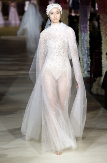 모델이 지난 11일(현지시간) 미국 뉴욕에서 열린 디자이너 림 아크라(Reem Acra)의 웨딩드레스 패션쇼에서 아름다운 드레스를 선보이고 있다.<br>AP 연합뉴스