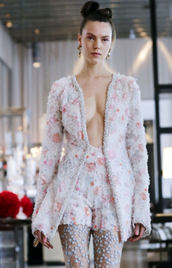 모델이 지난 12일(현지시간) 미국 뉴욕에서 열린 디자이너 이네스 디 산토(Ines Di Santo)의 웨딩드레스 패션쇼에서 아름다운 드레스를 선보이고 있다.<br>AP 연합뉴스