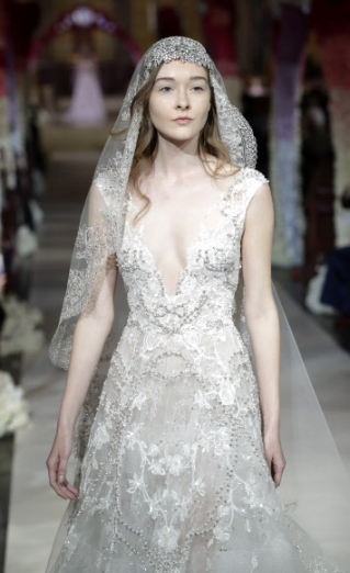 모델이 지난 11일(현지시간) 미국 뉴욕에서 열린 디자이너 림 아크라(Reem Acra)의 웨딩드레스 패션쇼에서 아름다운 드레스를 선보이고 있다.<br>AP 연합뉴스