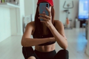 [EN스타] 한혜진, 앉은 자세에서도 선명한 복근 ‘역시 톱모델’