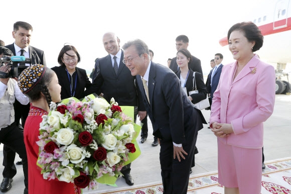 문재인 대통령과 김정숙 여사가 16일 오후(현지시간) 투르크메니스탄 아시가바트 공항에서 화동들과 인사하고 있다. 문 대통령은 취임 후 처음으로 중앙아시아 3국(투르크메니스탄·우즈베키스탄·카자흐스탄)을 순방한다. 연합뉴스