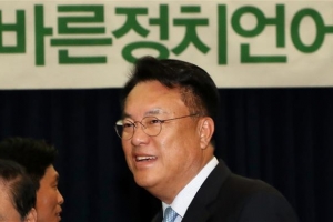 세월호 참사 5주기 ‘막말’ 정진석 사과글…품격언어상 받으며 ‘미소’