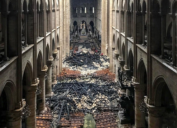 노트르담 대성당 내부에 쌓여 있는 화재 잔해