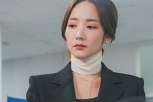 ‘그녀의 사생활’ 박민영, 경찰서 포착 ‘목 깁스+쇄골 피멍’ 무슨 일?