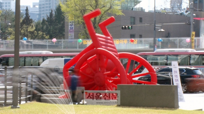 17일 서울 중구 한국프레스센터 앞 계단(시청역 1번 출구)에는 미술가 오종선 작가의 대형 휠체어 에어 조형물이 설치됐다.