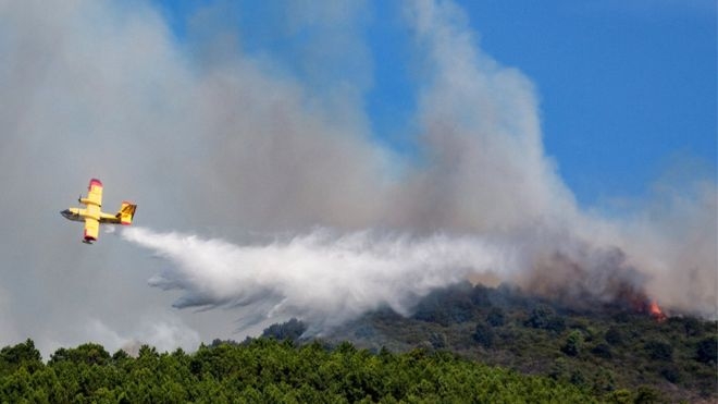 지난 연말 이탈리아 소방 비행기가 코모 지방에 일어난 대형 산불을 진화하기 위해 애쓰고 있다. AFP 자료사진