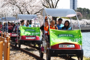 장애·홀몸 어르신들 ‘벚꽃 라이딩’