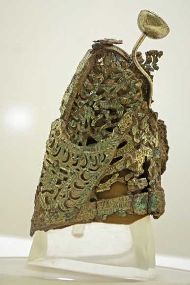 공주 수촌리 고분군에서 발굴된 금동관모.