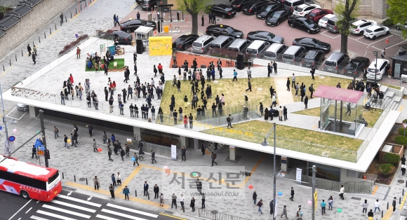 서울마루 개장… 일제 잔재 지우고 쉼터로