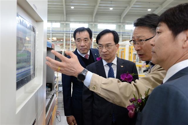 김 구청장(오른쪽 세 번째)이 평동산업단지 내 중소기업인 ‘그린테크’ 이전 개업식에 참석, 관계자로부터 회사 상황 등을 듣고 있다. 광산구 제공