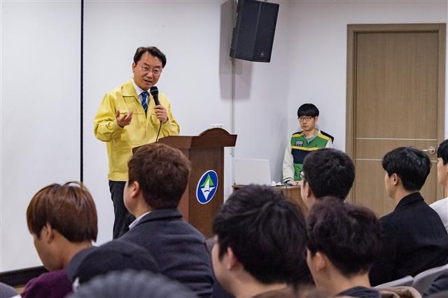 김선갑 서울 광진구청장이 지난 17일 민방위 교육훈련센터에서 열린 민방위 교육에 참가한 주민들에게 안전관리의 중요성을 강조하고 있다.  광진구 제공