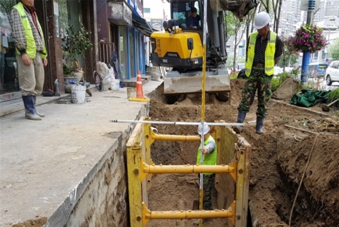 지난해 4월 서울 동작구 사당동에서 이뤄진 노후,불량 하수관로 정비 작업. 동작구 제공