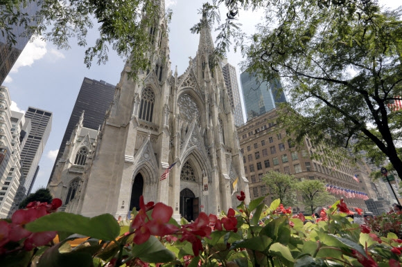 미국 뉴욕 맨해튼의 명소인 성 패트릭 성당. 지난 2018년 9월 6일 촬영한 사진. AP 연합뉴스