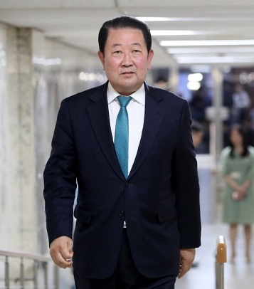 바른미래당 박주선 의원이 18일 국회에서 열린 의원총회 도중 회의장을 나서고 있다. (출처=연합뉴스)