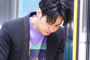 [EN스타] “데뷔 15주년”...김지석, 변함없는 팬들 사랑에 미소