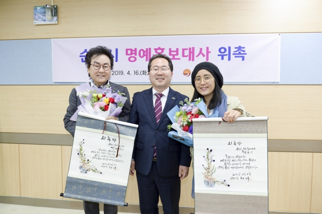 왼쪽부터 김정택 작곡가, 허석 시장, 황윤 영화감독