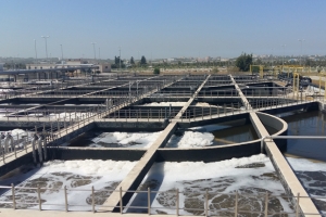 약한 전기흘려 물 속 오염물질 제거한다