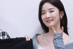 [EN스타] 이청아, 매니저와 훈훈 투샷 ‘닮은꼴 미소’